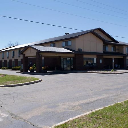 Amerivu Inn And Suites Shawano Wi Екстер'єр фото
