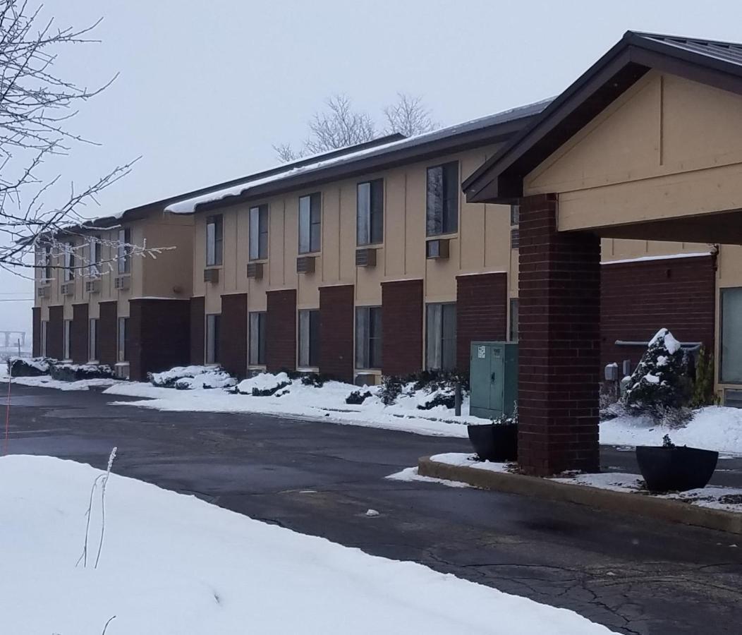 Amerivu Inn And Suites Shawano Wi Екстер'єр фото