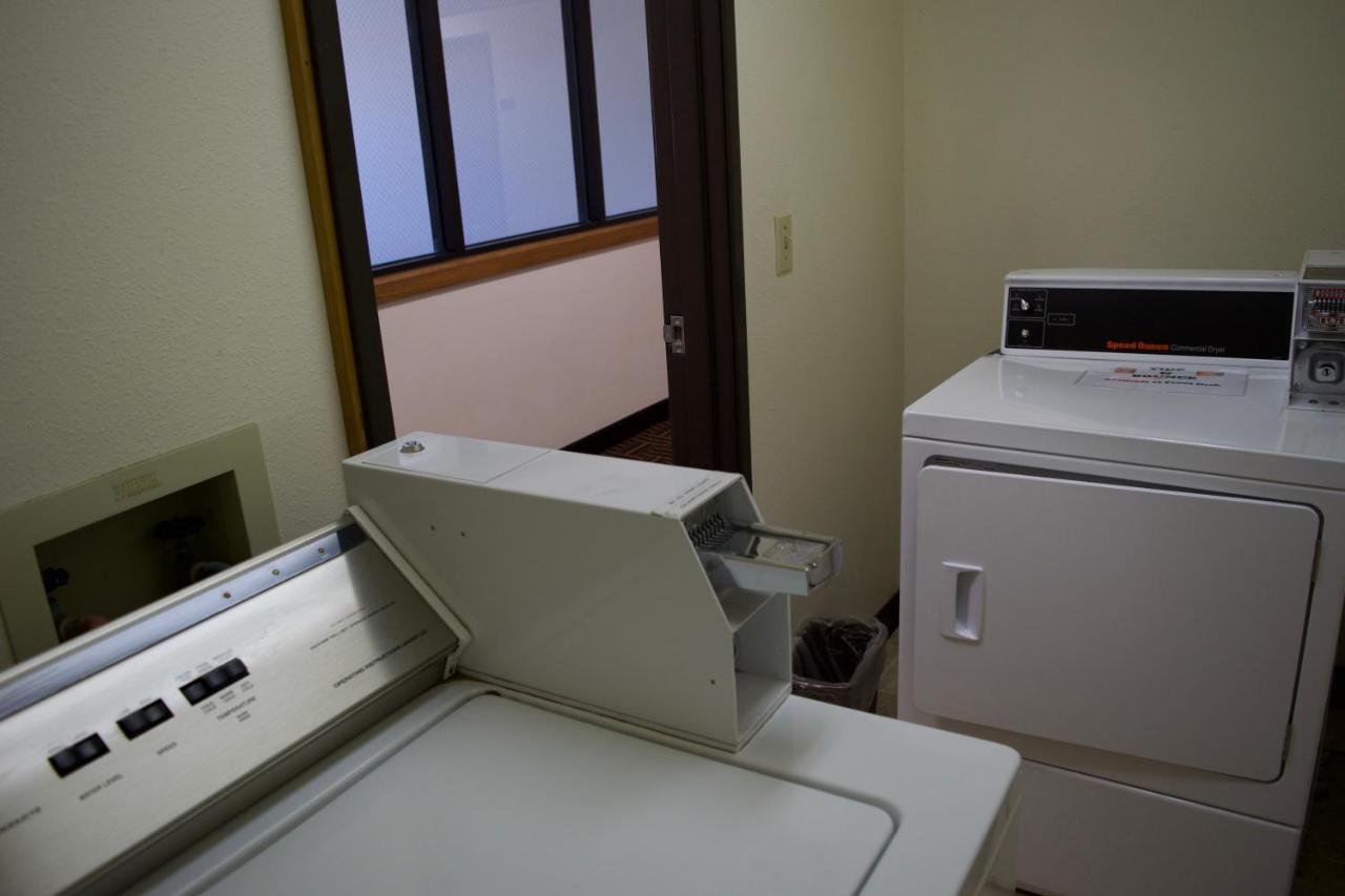 Amerivu Inn And Suites Shawano Wi Екстер'єр фото