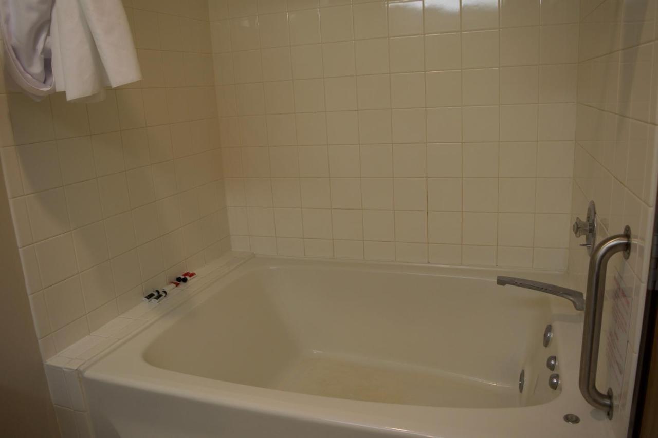 Amerivu Inn And Suites Shawano Wi Екстер'єр фото
