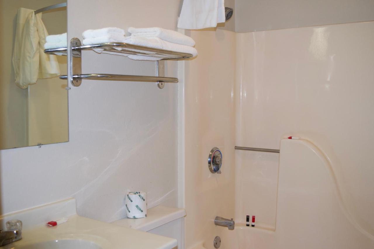 Amerivu Inn And Suites Shawano Wi Екстер'єр фото