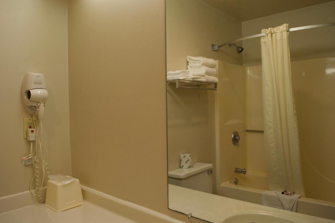 Amerivu Inn And Suites Shawano Wi Екстер'єр фото