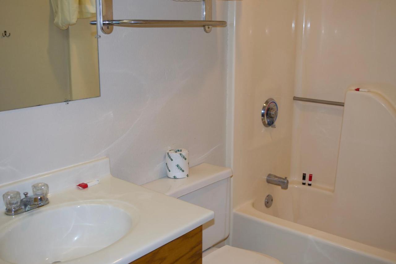 Amerivu Inn And Suites Shawano Wi Екстер'єр фото