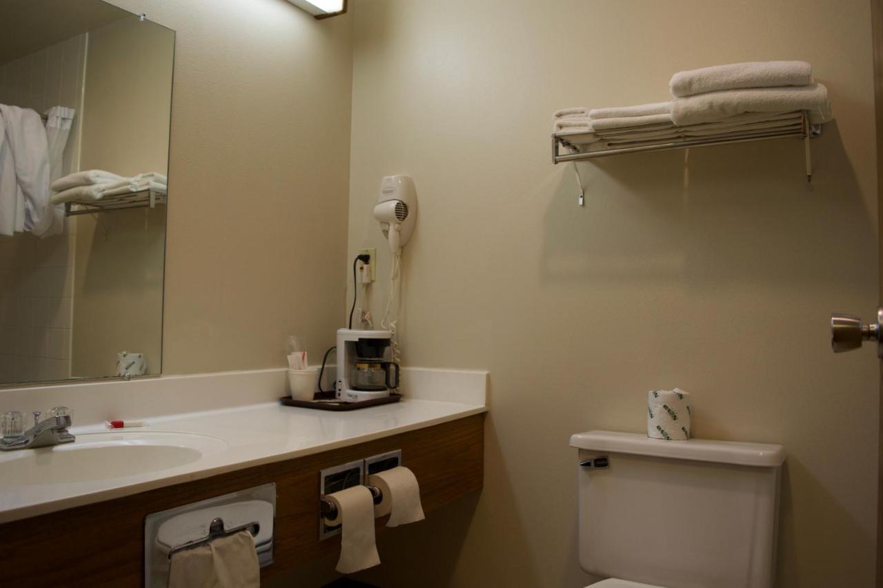 Amerivu Inn And Suites Shawano Wi Екстер'єр фото