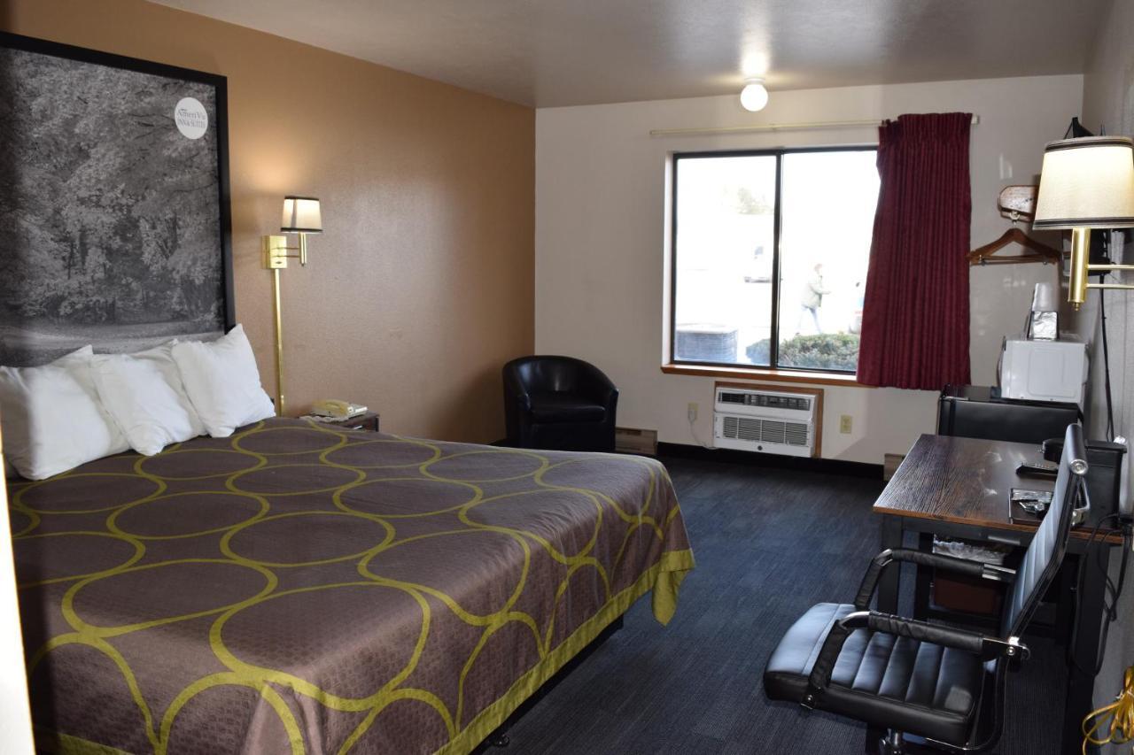 Amerivu Inn And Suites Shawano Wi Екстер'єр фото