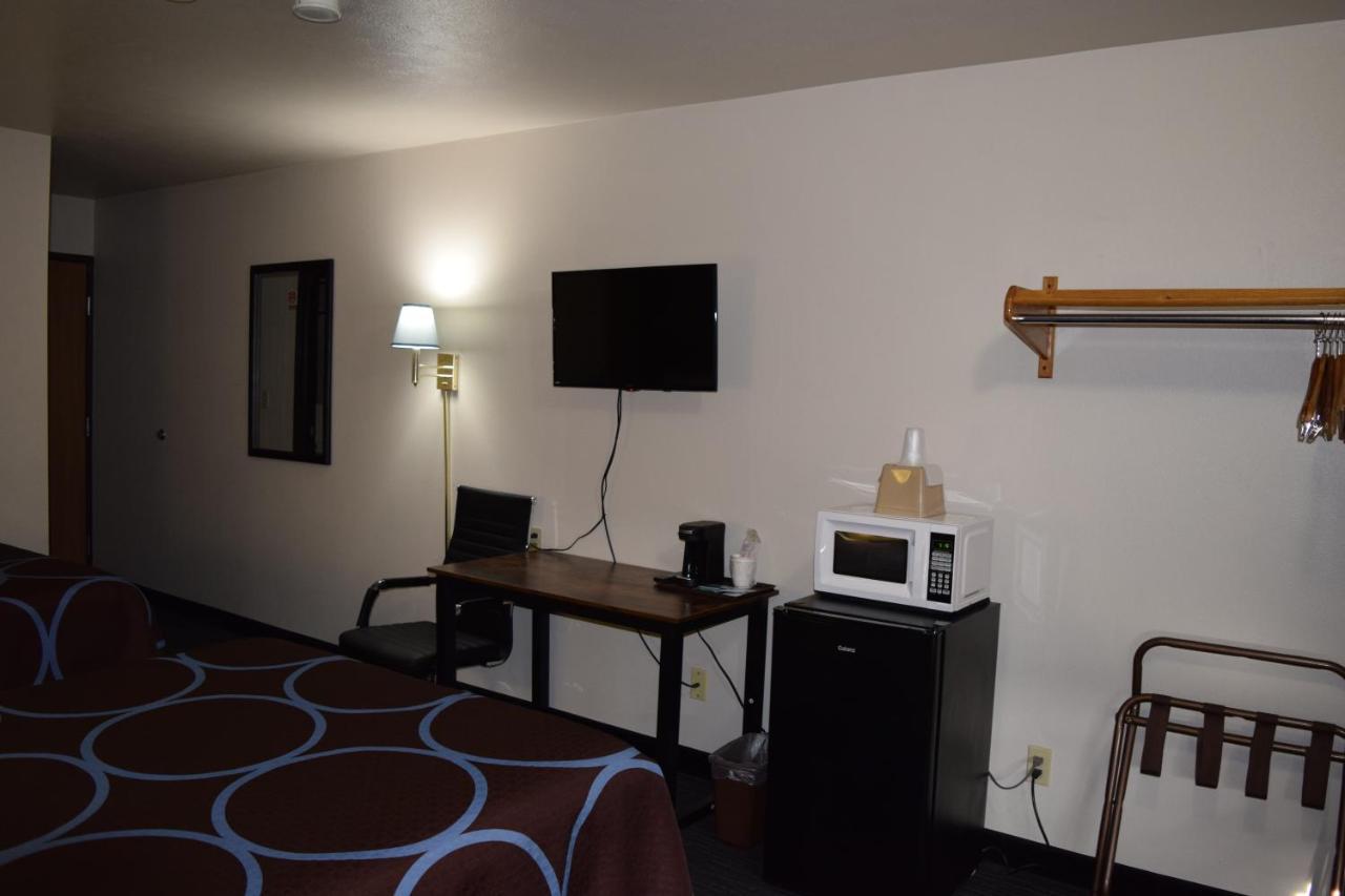 Amerivu Inn And Suites Shawano Wi Екстер'єр фото