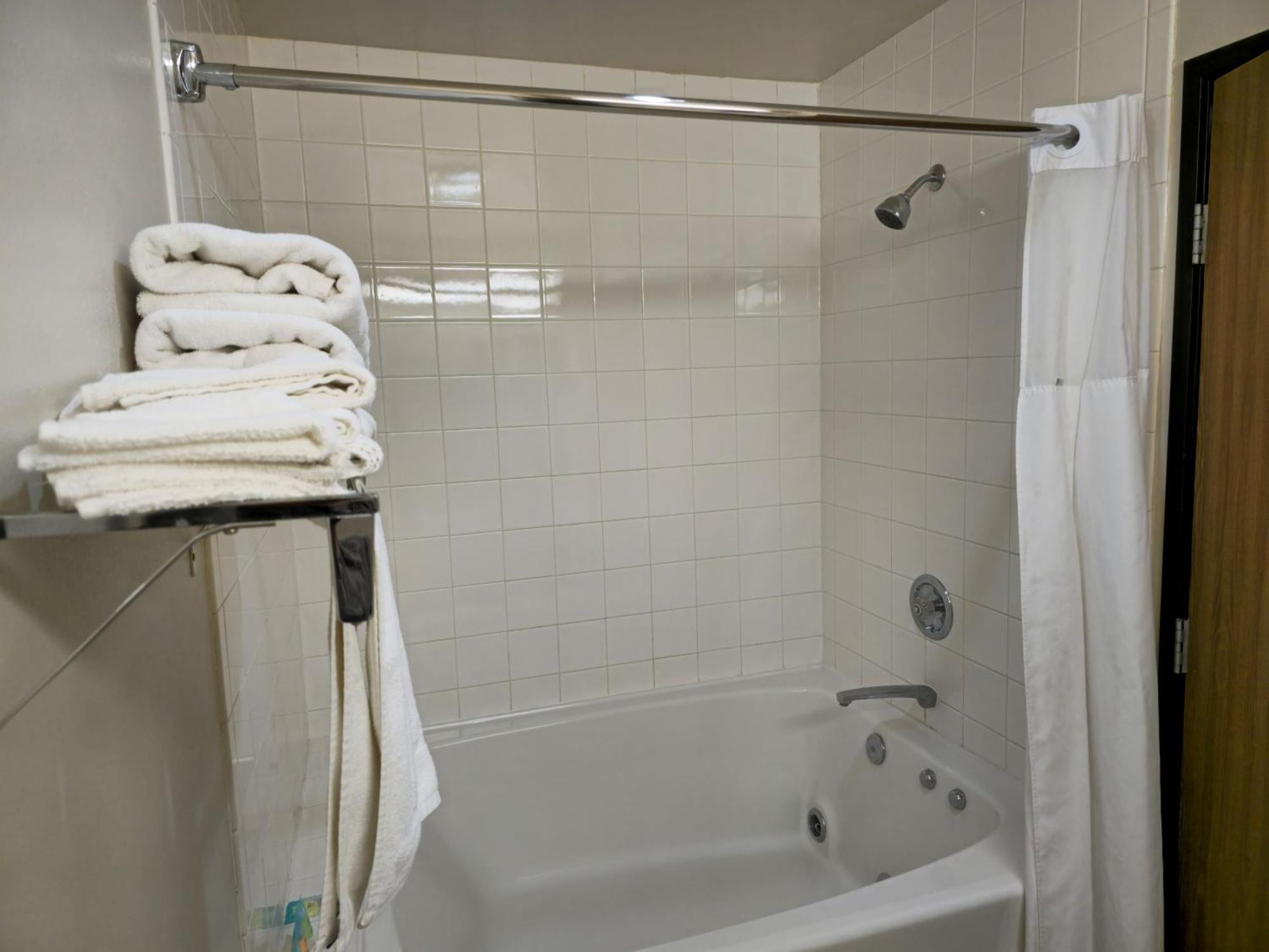 Amerivu Inn And Suites Shawano Wi Екстер'єр фото