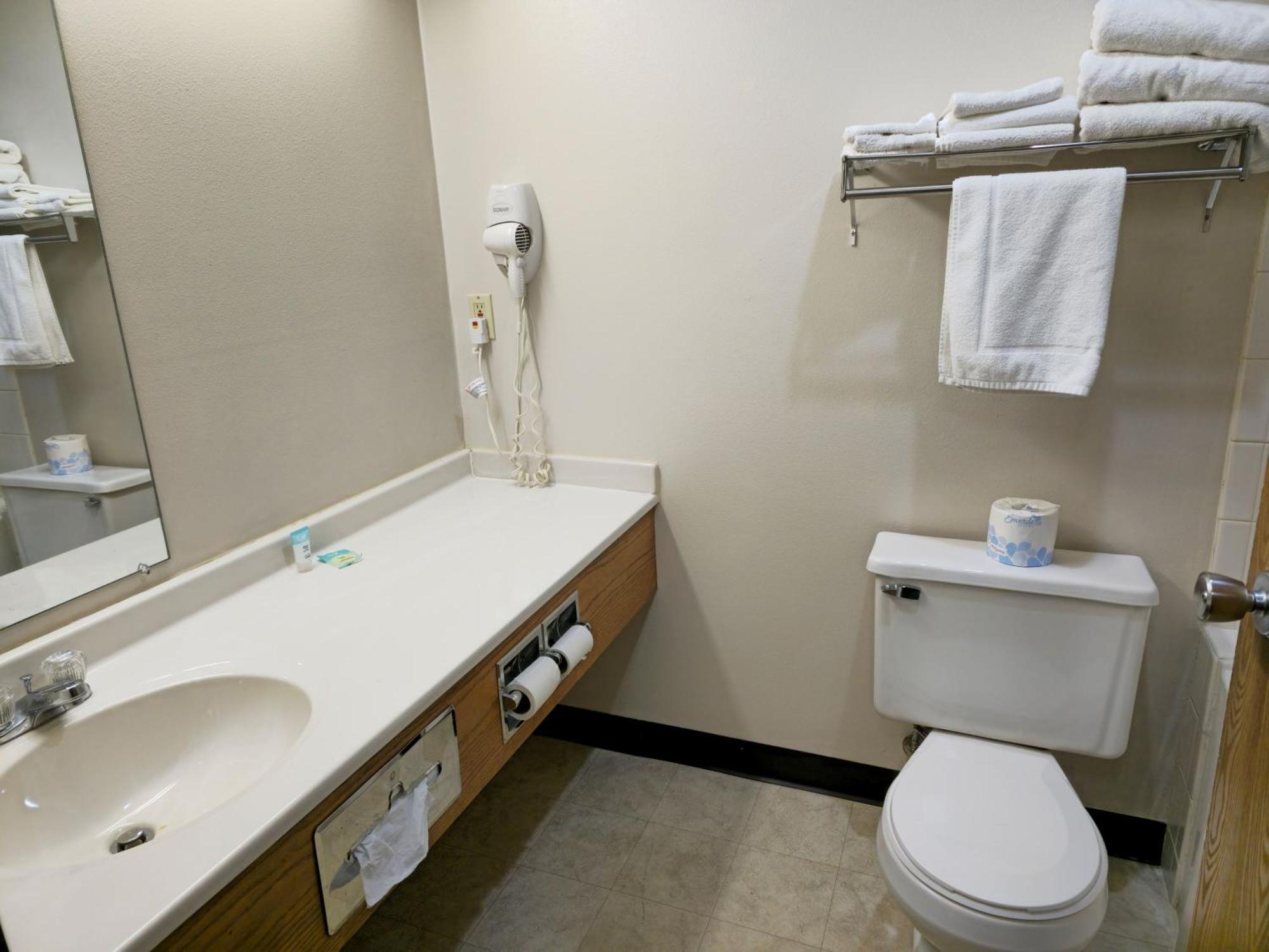 Amerivu Inn And Suites Shawano Wi Екстер'єр фото
