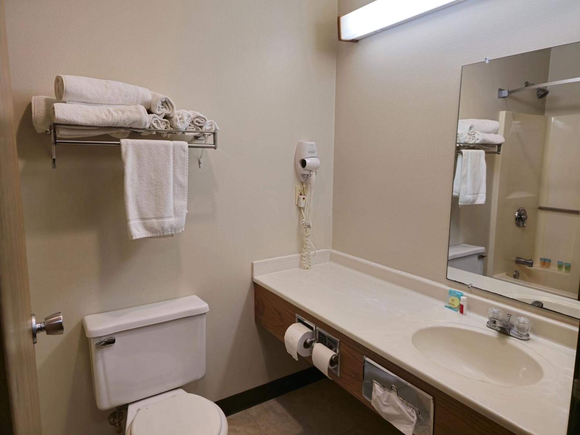 Amerivu Inn And Suites Shawano Wi Екстер'єр фото